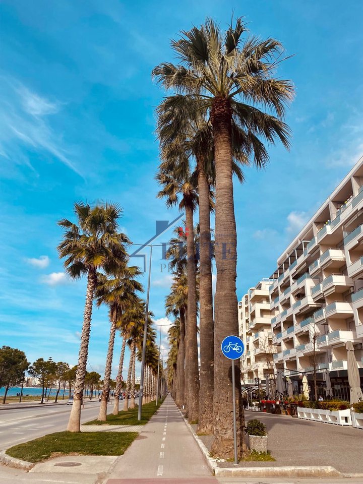 Buzë Lungomares Vlorë, apartament 2+1 në shitje