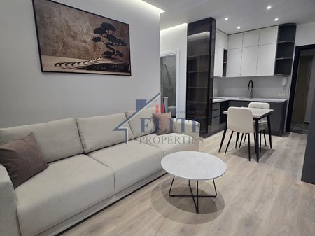 Golden Tower, moderno appartamento con una camera da letto in affitto.