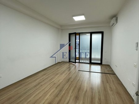 21 Dhjetori, uffici in affitto