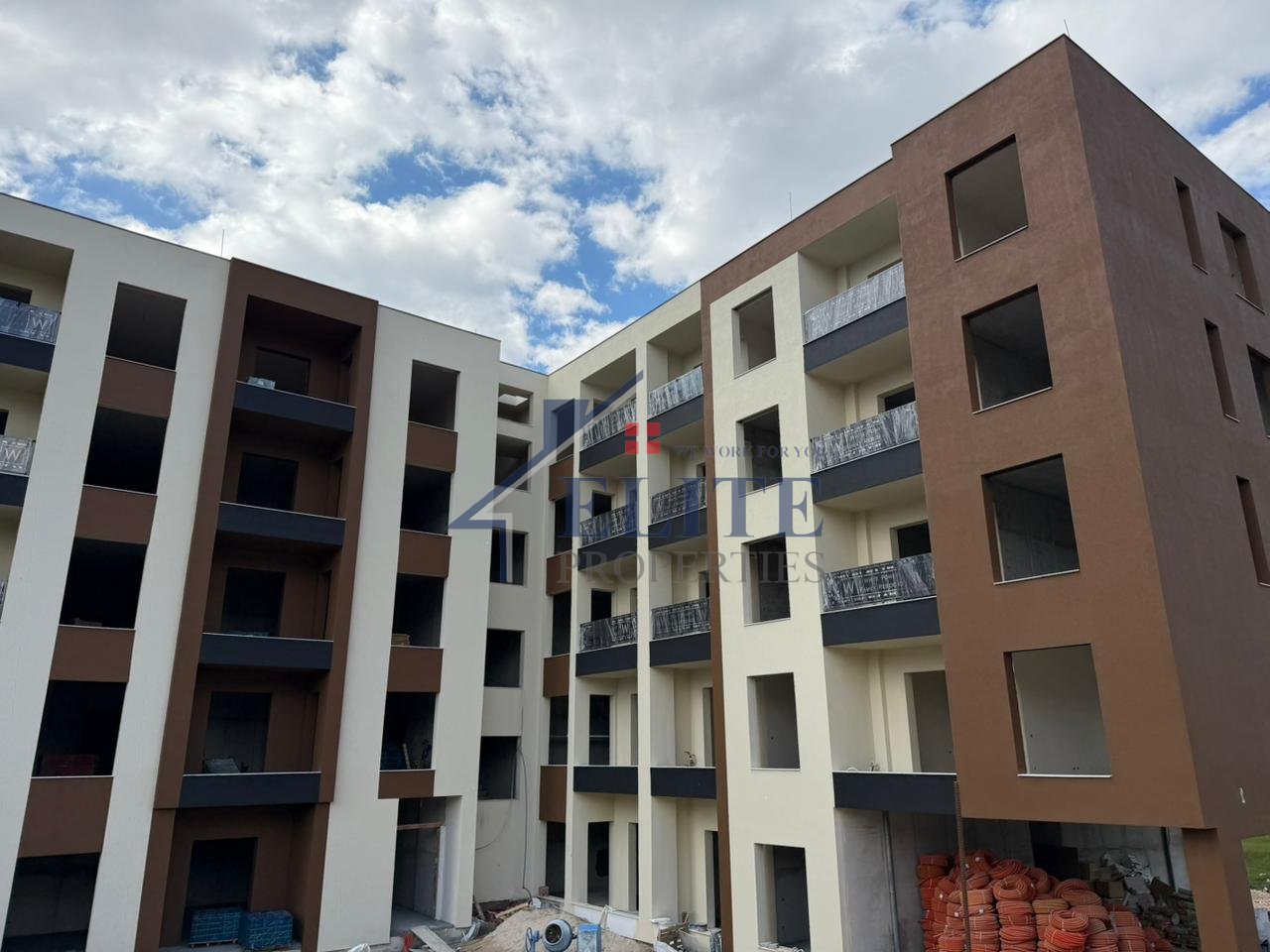 Family Residence Paskuqan, apartament 1+1 në shitje