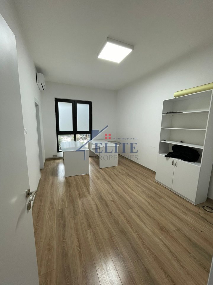 21 Dhjetori, uffici in affitto