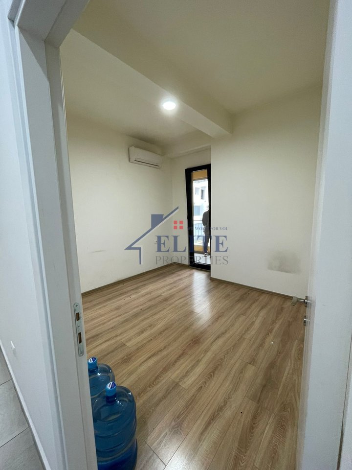 21 Dhjetori, uffici in affitto