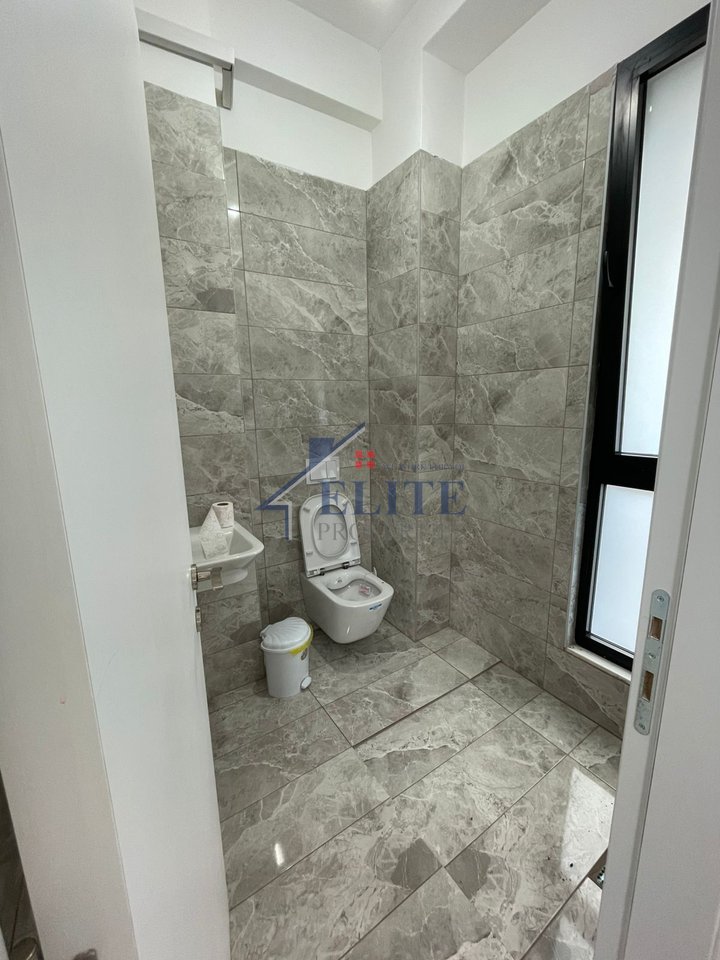 21 Dhjetori, uffici in affitto