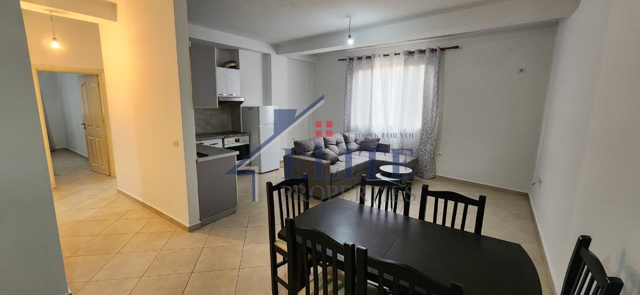 Pallatet Cabej, appartamento con due camere da letto in affitto