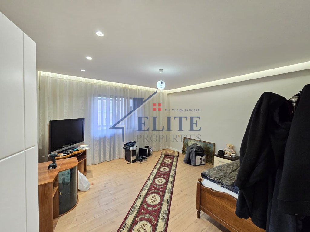 Rruga Besim Alla Yzberisht, vilë në shitje