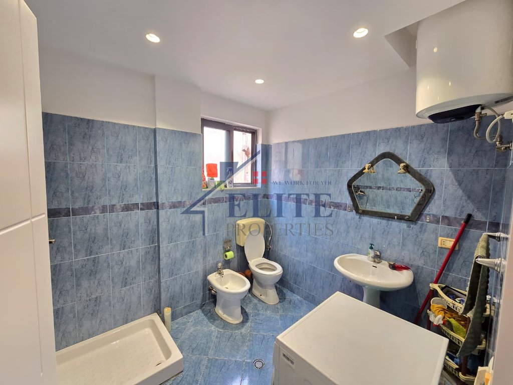 Rruga Besim Alla Yzberisht, vilë në shitje