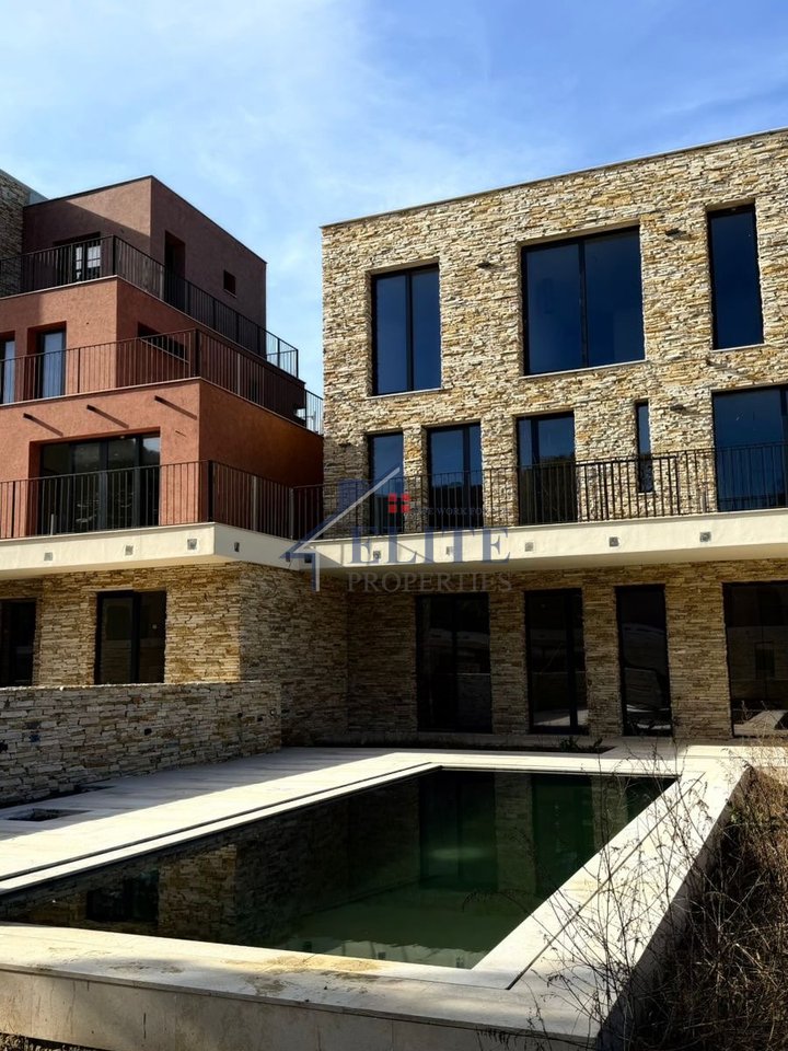 Lura 5 – Gjiri i Lalzit, vilë elitare në shitje