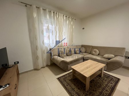 Rruga Fortuzi, apartament 1+1 me verandë për qira