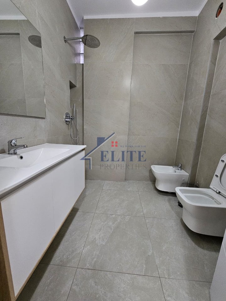Via Mine Peza – di fronte alla Golden Tower, appartamento con due camere da letto in vendita