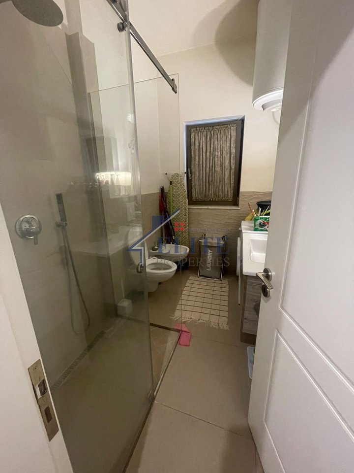 Pranë Gjimnazit Ismail Qemali, apartament 1+1 me qira