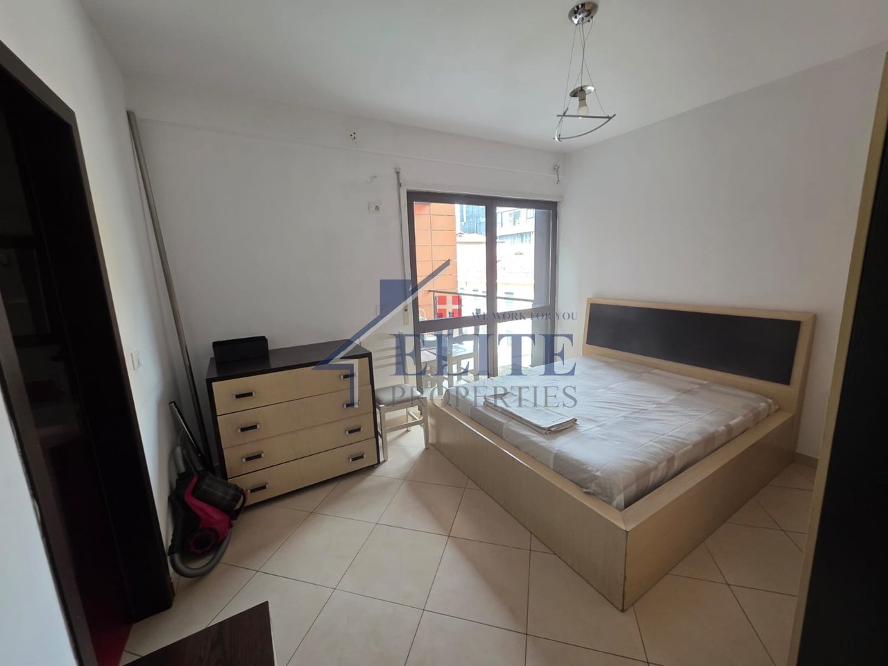 Selvia, Jepet me qira apartament 2+1