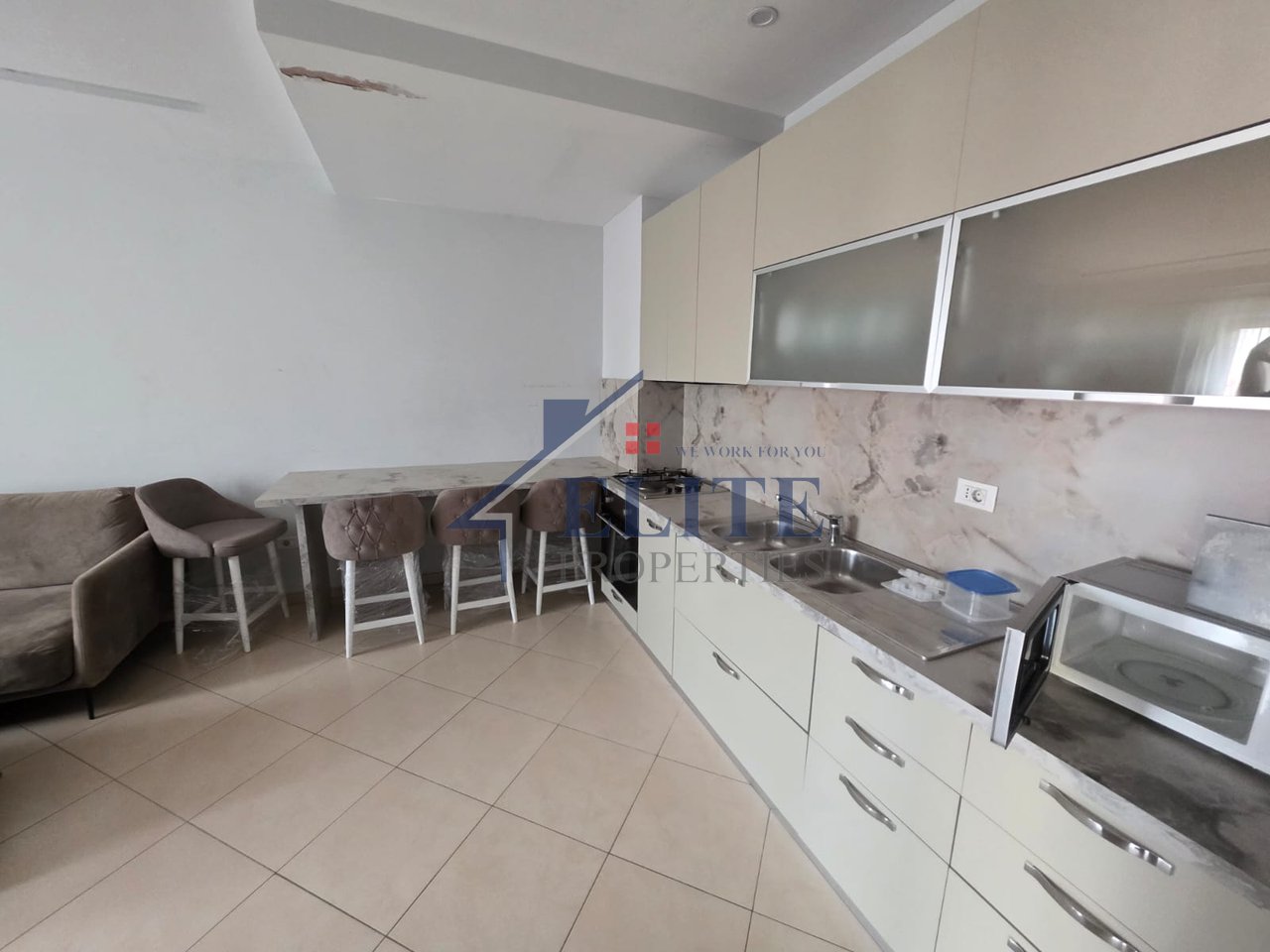 Selvia, Jepet me qira apartament 2+1