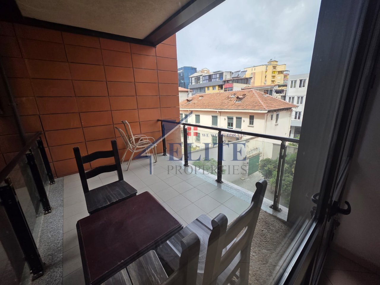 Selvia, Jepet me qira apartament 2+1