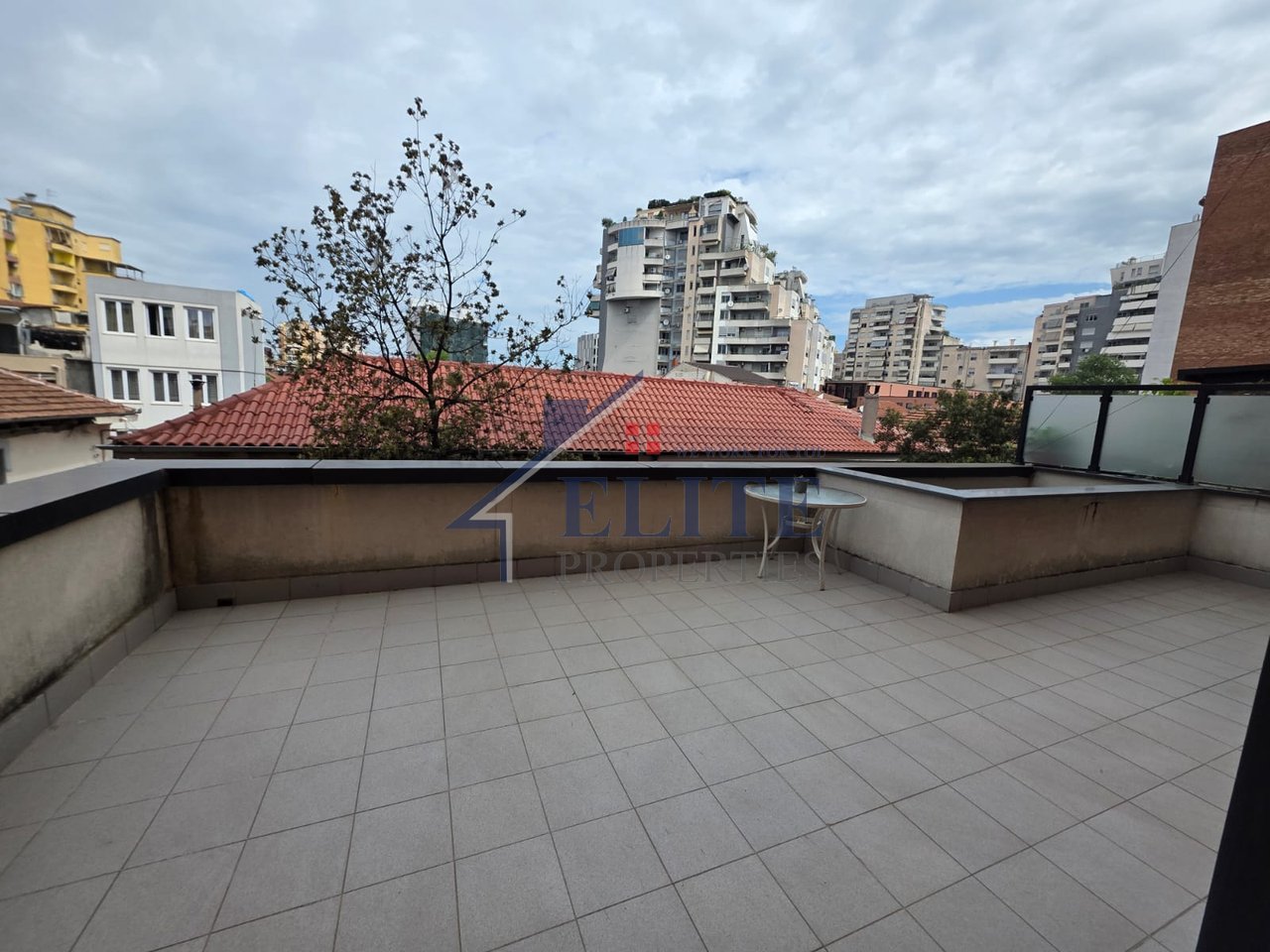 Selvia, Jepet me qira apartament 2+1