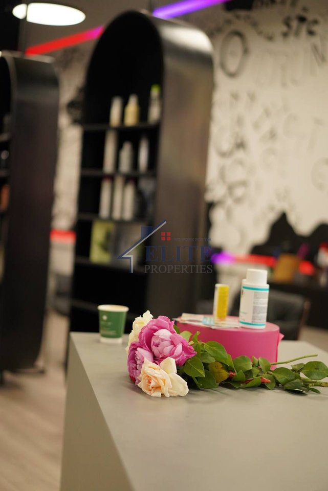 Vicino a Kristal Center, attività estetica in vendita