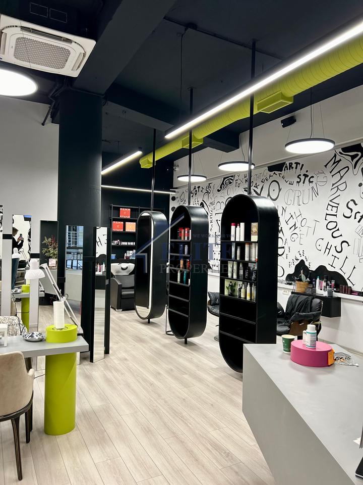 Vicino a Kristal Center, attività estetica in vendita
