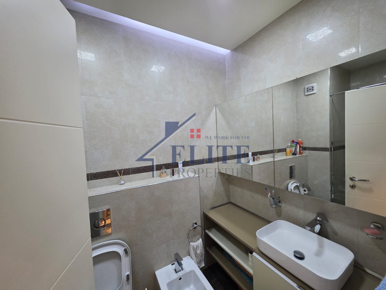 Zogu i Zi, at Ring Center, modern 2+1 apartment for rent