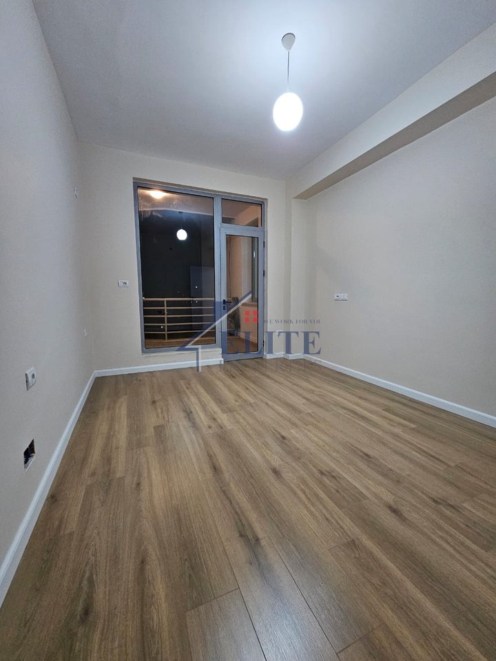 Rruga e Kavajës, apartament 1+1 në shitje - përballë kompleksit Delijorgji