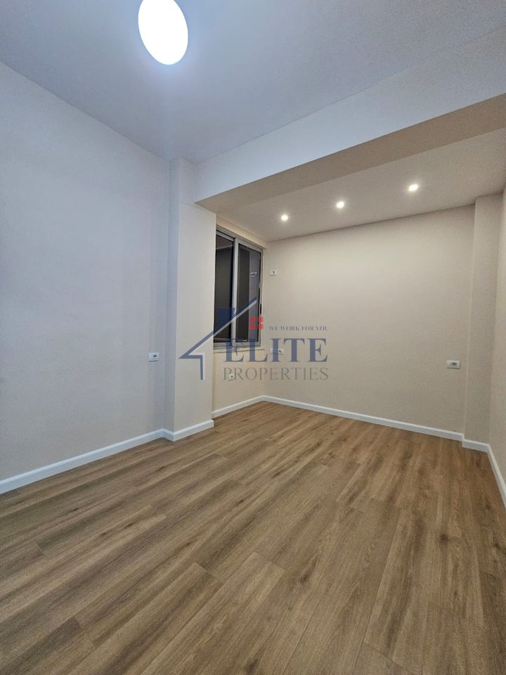 Rruga e Kavajës, apartament 1+1 në shitje - përballë kompleksit Delijorgji