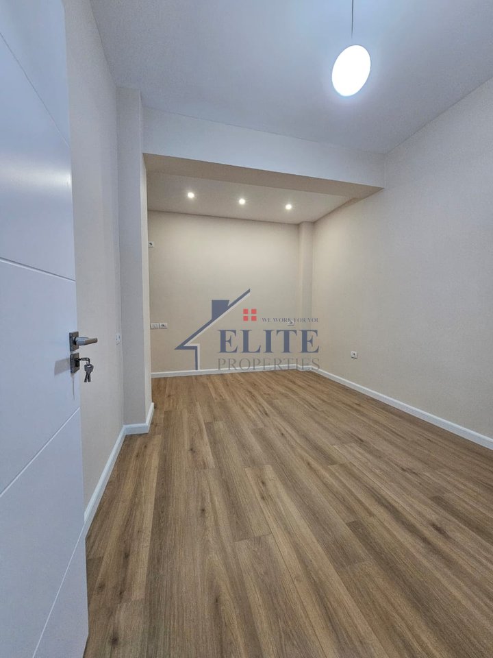Rruga e Kavajës, apartament 1+1 në shitje - përballë kompleksit Delijorgji