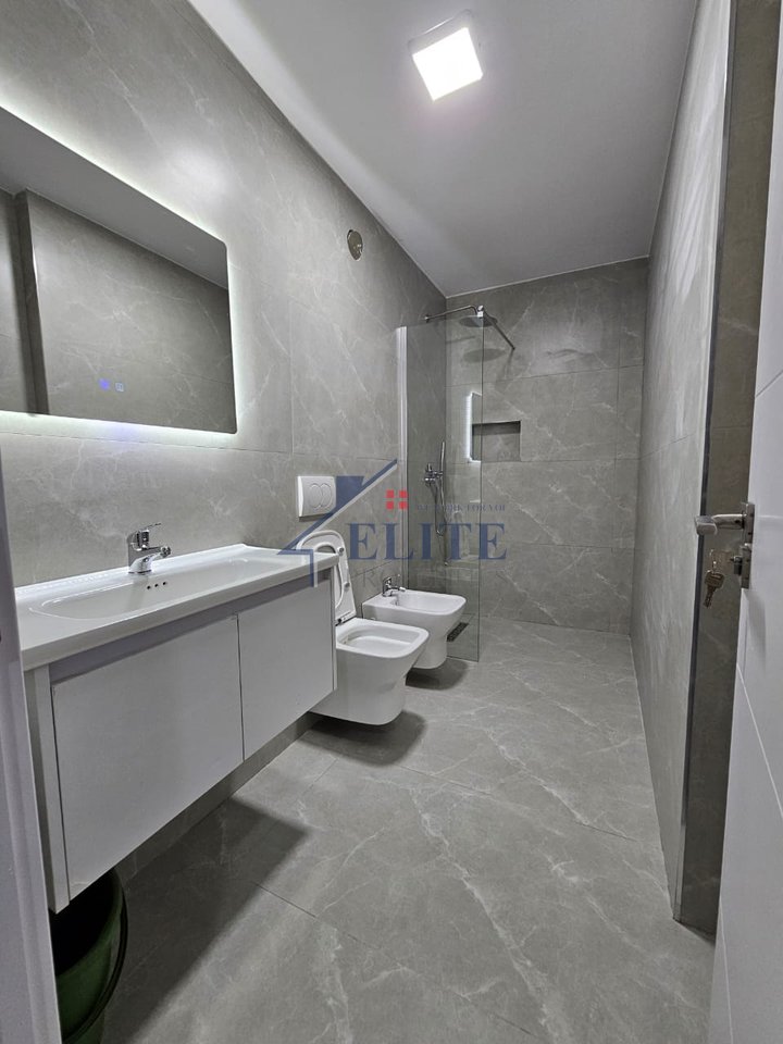Rruga e Kavajës, apartament 1+1 në shitje - përballë kompleksit Delijorgji