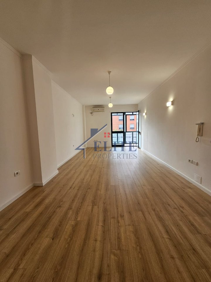 Rruga e Kavajës, apartament 1+1 në shitje – përballë Delijorgjit