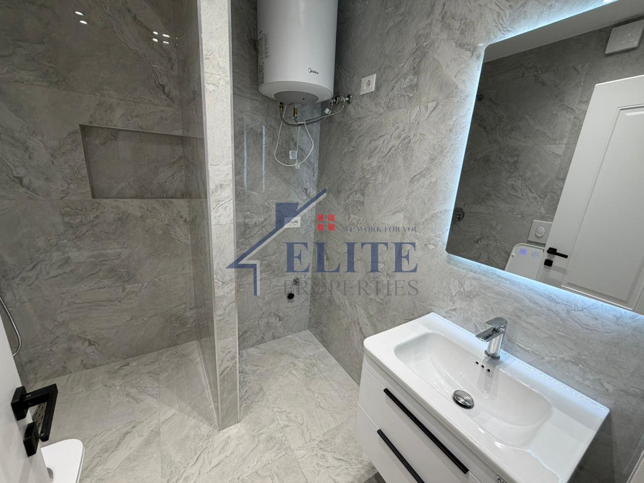 Ish-Stacioni i Fundit  i Tiranës së Re, apartament 1+1 në shitje