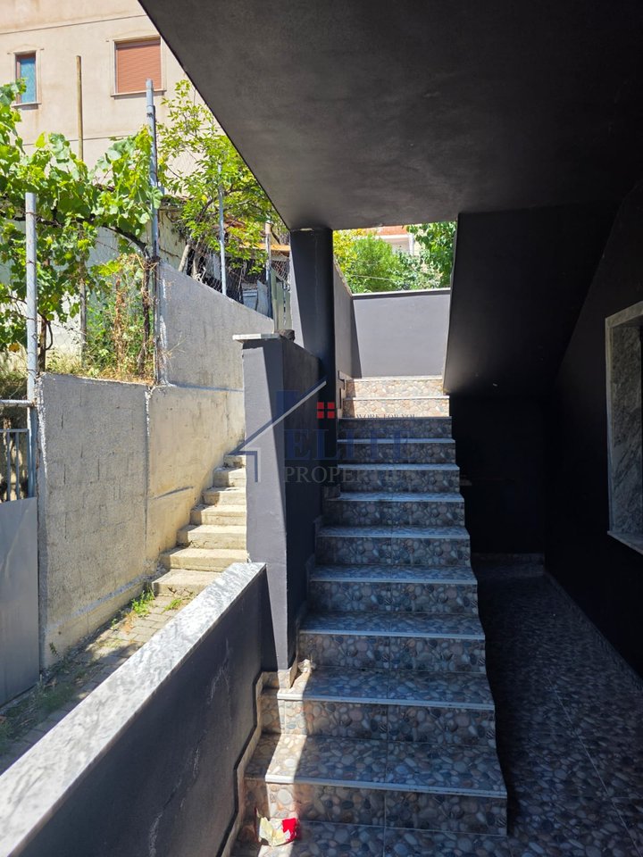 POGRADEC – SHITET SHTËPI PRIVATE 2-KATËSHE ME OBORR