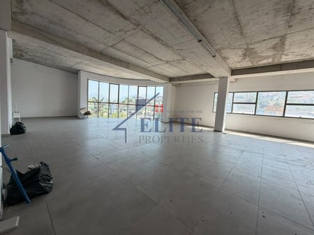 Kombinat, ambient biznesi/magazinë me qira