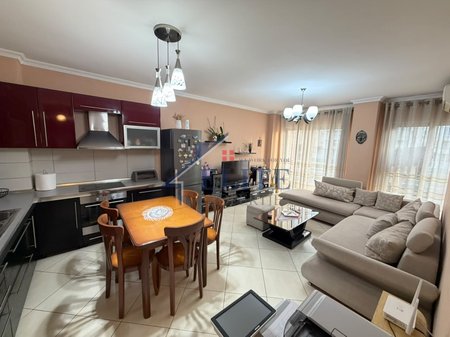 Komuna e Parisit, pranë Qendrës Kristal apartament 2+1 ne shitje
