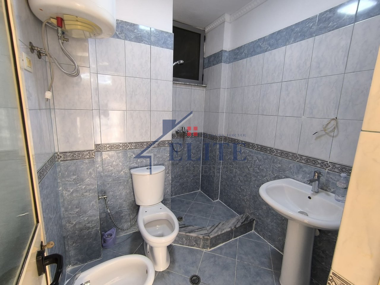 TEK RESTORANT FRESKU – shitet apartament 2+1