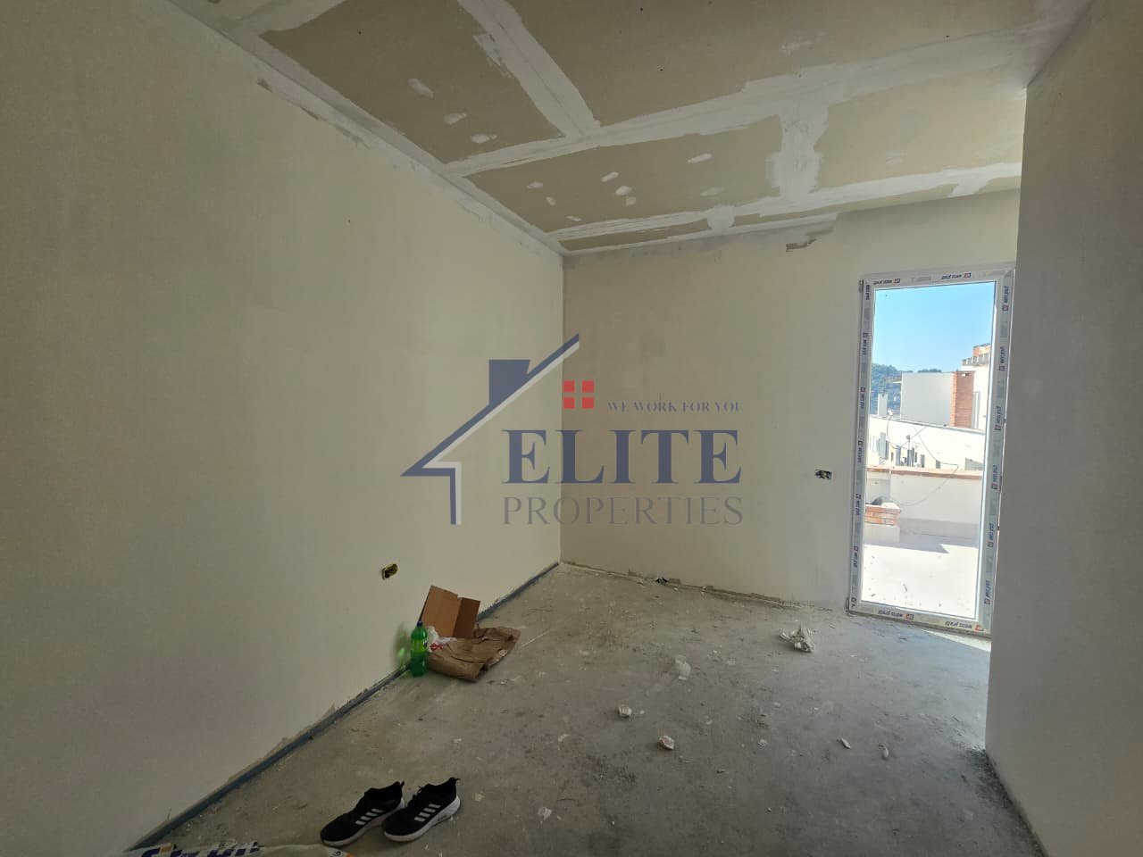 Yzberisht, apartament 2+1 në shitje – pranë Bar Unik