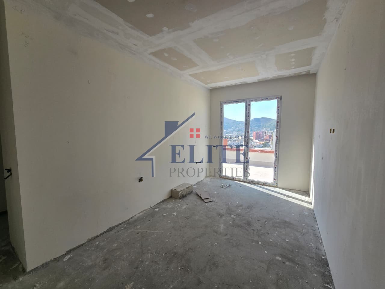 Yzberisht, apartament 2+1 në shitje – pranë Bar Unik