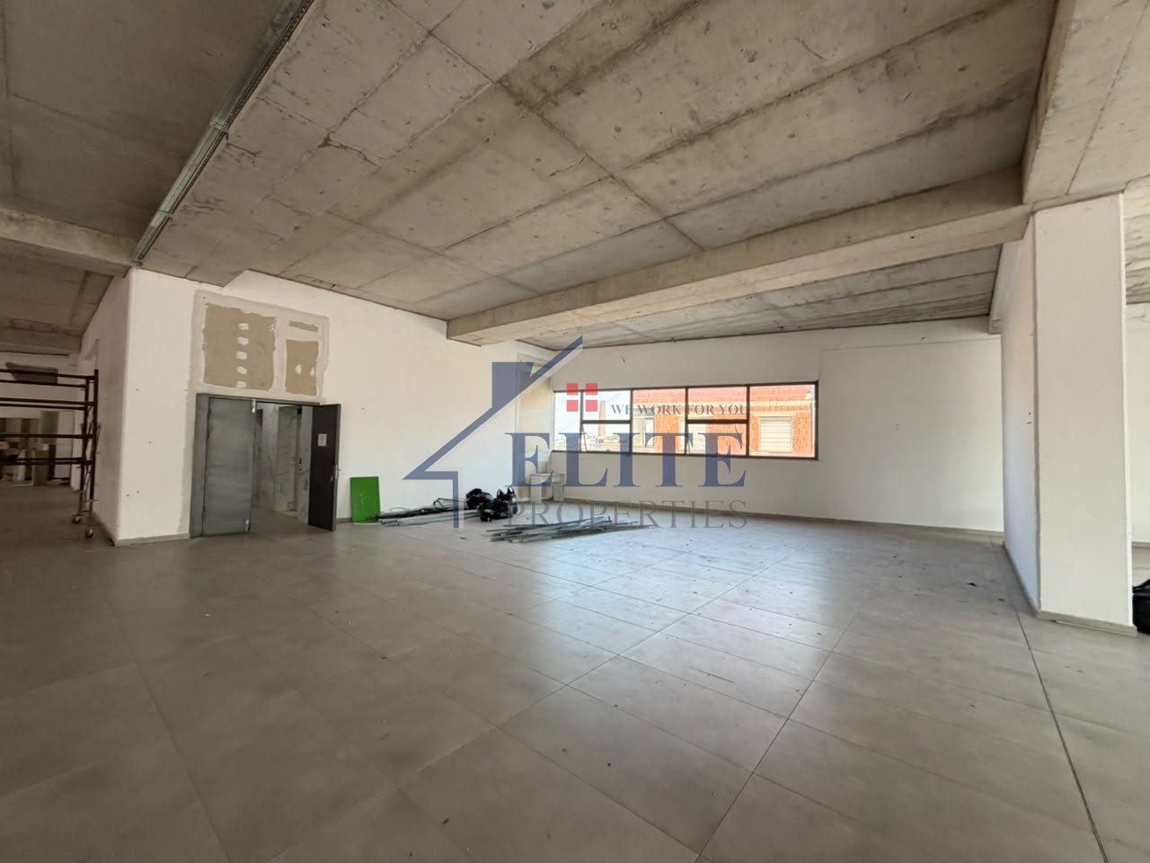 Kombinat, ambient biznesi/magazinë me qira