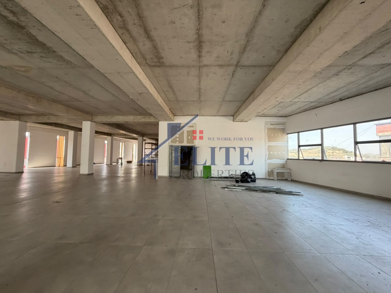 Kombinat, ambient biznesi/magazinë me qira