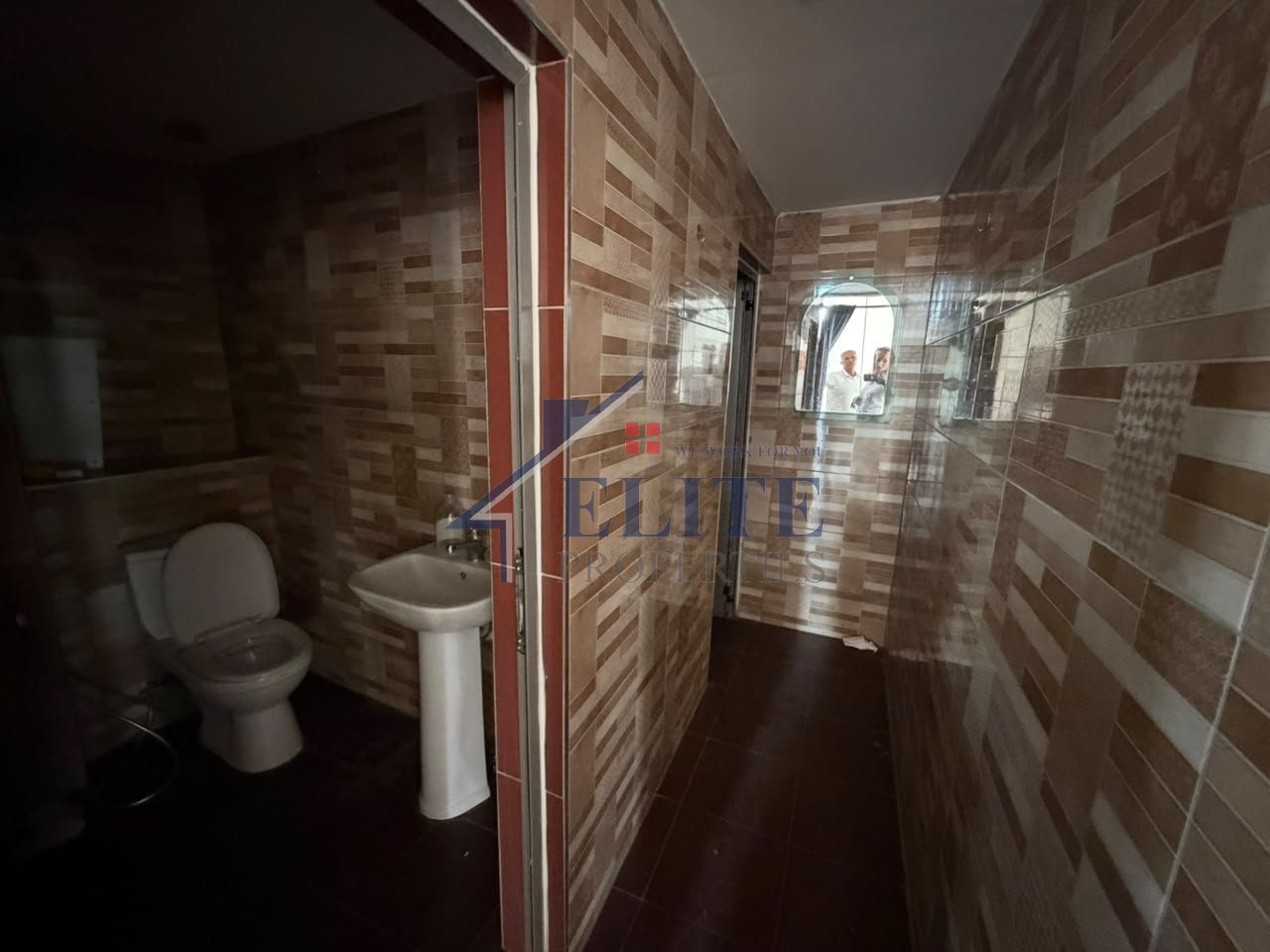 Kombinat, ambient biznesi/magazinë me qira