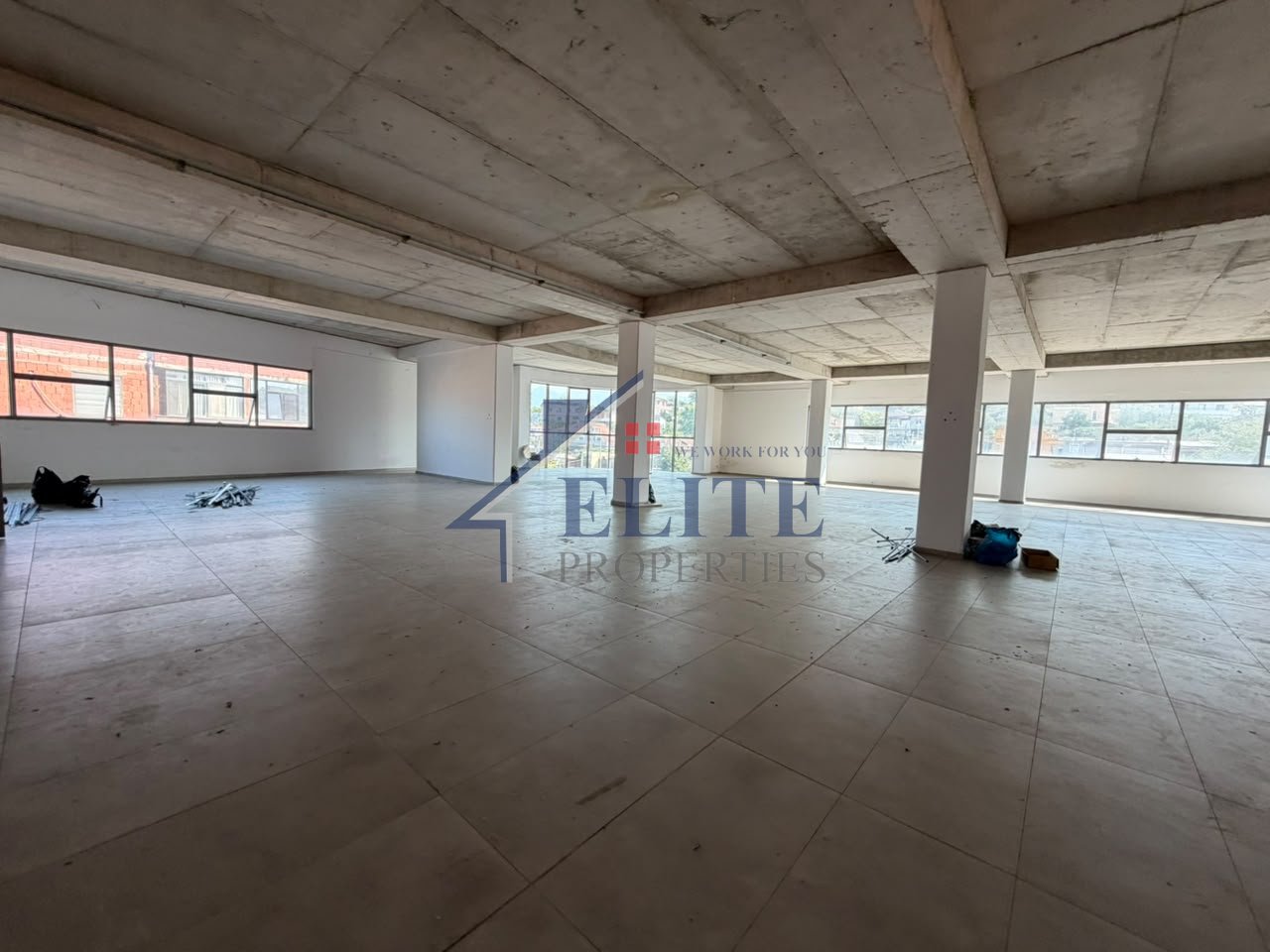 Kombinat, ambient biznesi/magazinë me qira