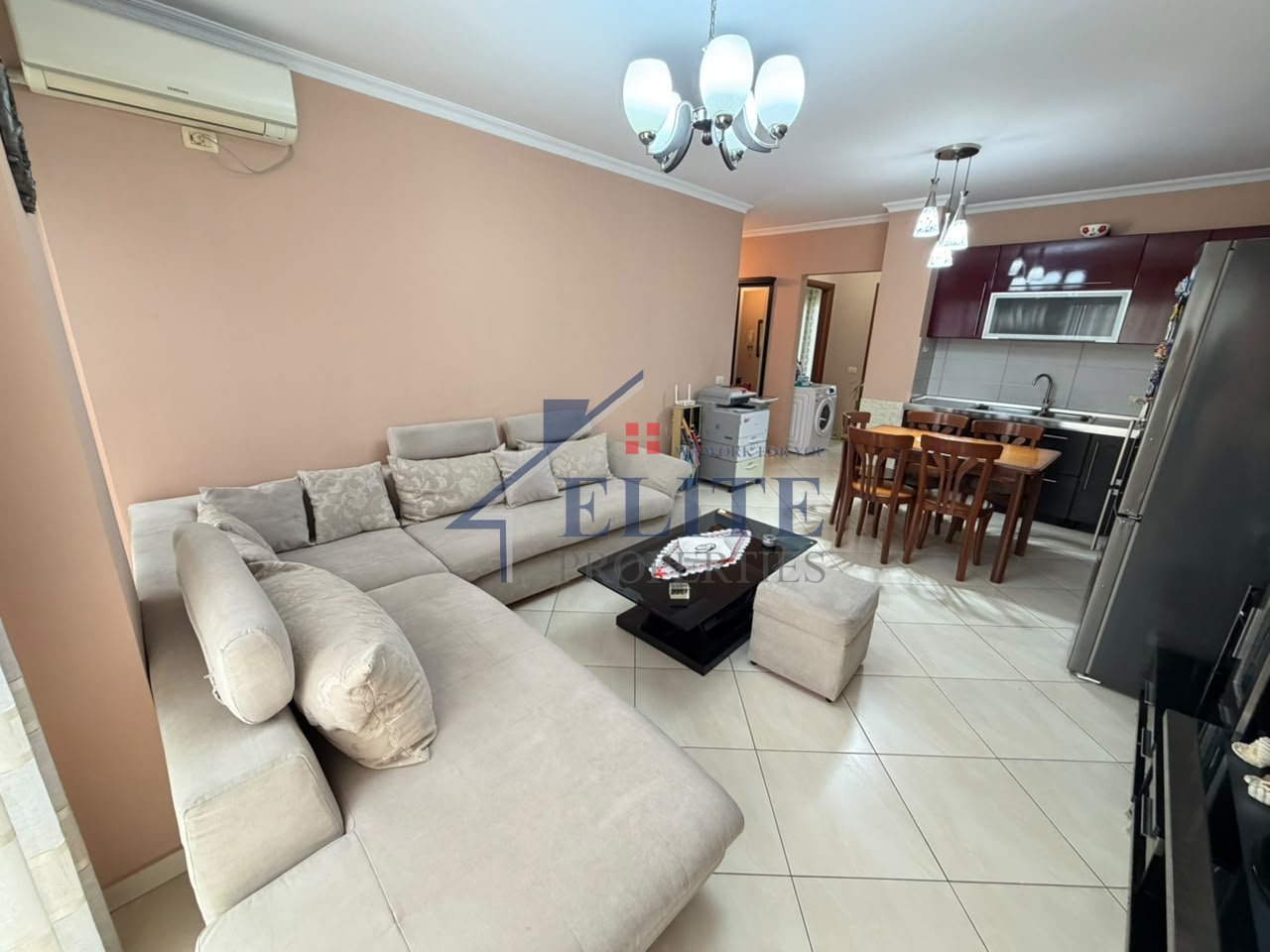 Komuna e Parisit, pranë Qendrës Kristal apartament 2+1 ne shitje