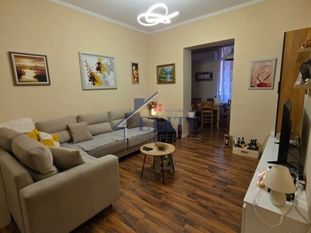 Pallatet Shallvare, apartament 2+1 në shitje