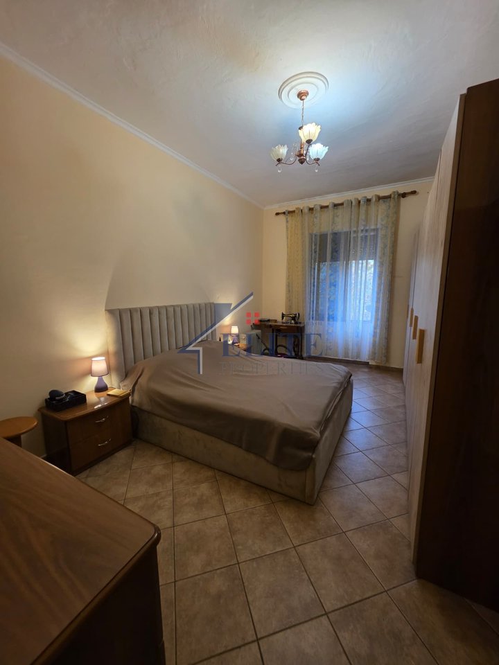 Pallatet Shallvare, apartament 2+1 në shitje
