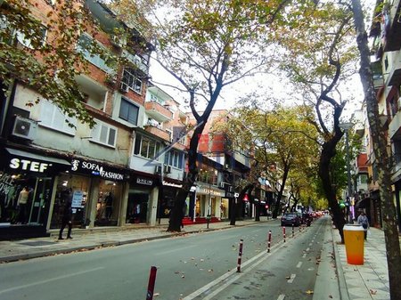 Myslym Shyri, Tiranë  –  shitet dyqan