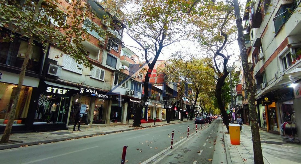 Myslym Shyri, Tiranë – shitet dyqan