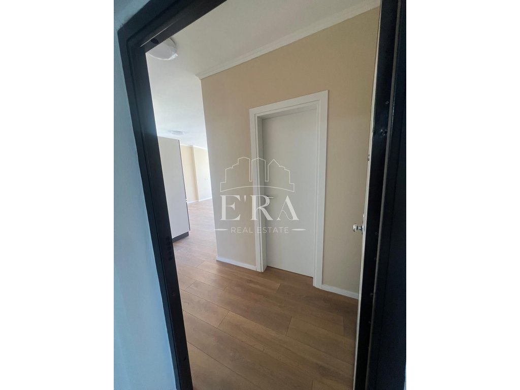 Disponojme Apartament  2+1 per shitje.
Apartamenti  ndodhet ne plazh