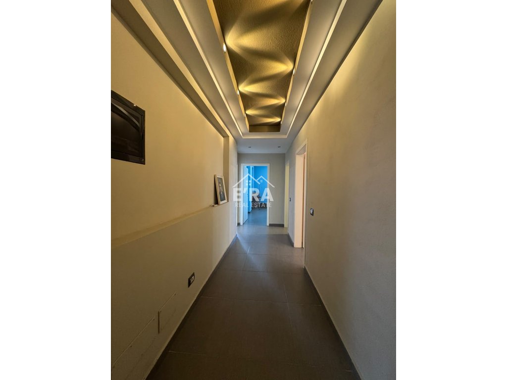 Shitet apartamenti 3+1+2+Garazh,Tek lagja nr:10 ,Durres.