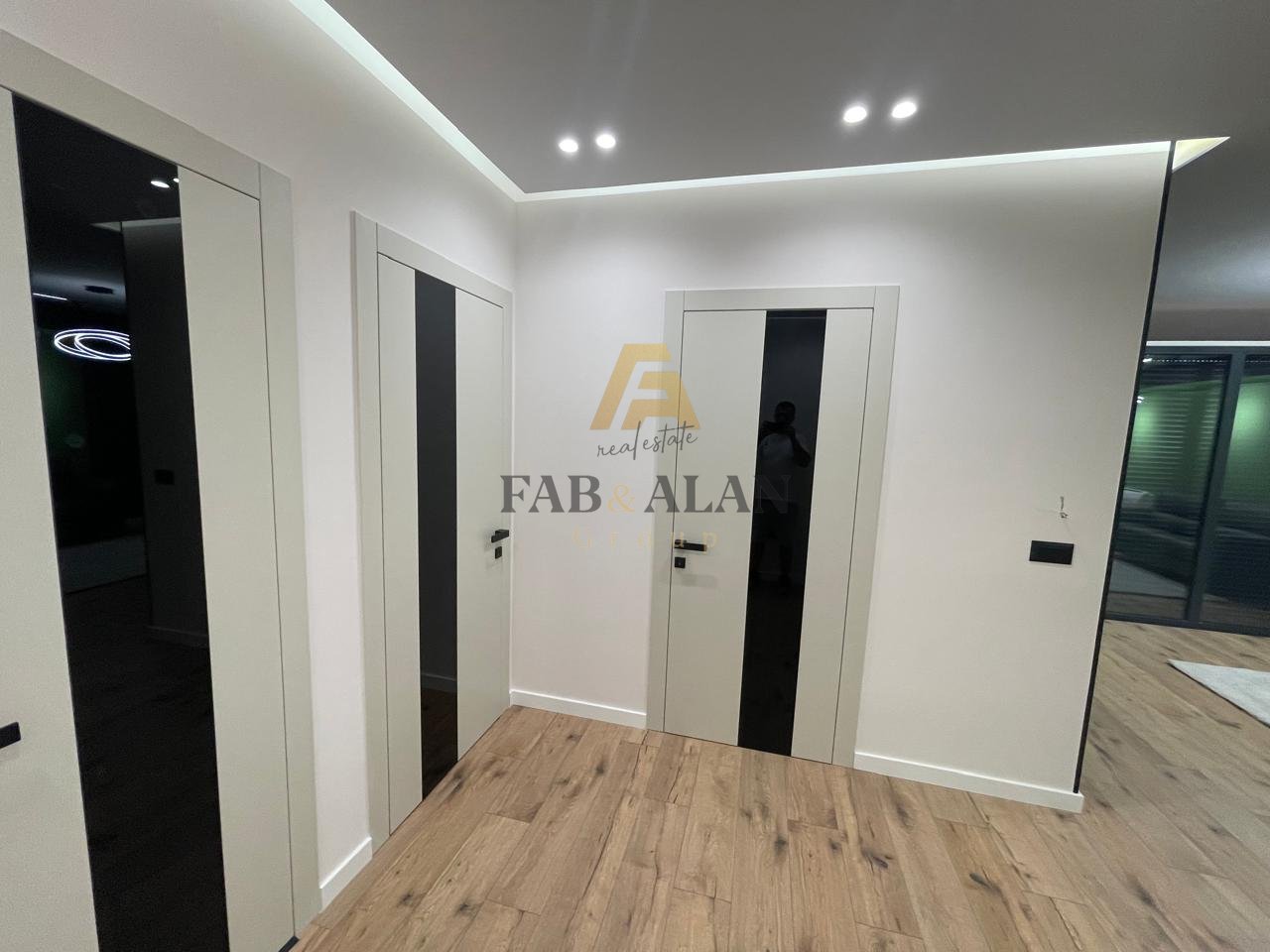 TEK RRUGA E KOSOVAREVE APARTAMENT 2+1 ME QERA!