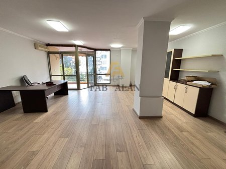 Disponohet për shitje një apartament 2+1, i pozicionuar në një nga zonat më të kërkuara ne Rrugen Muhamet Gjollesha, vetëm pak metra larg Hotel Mondial