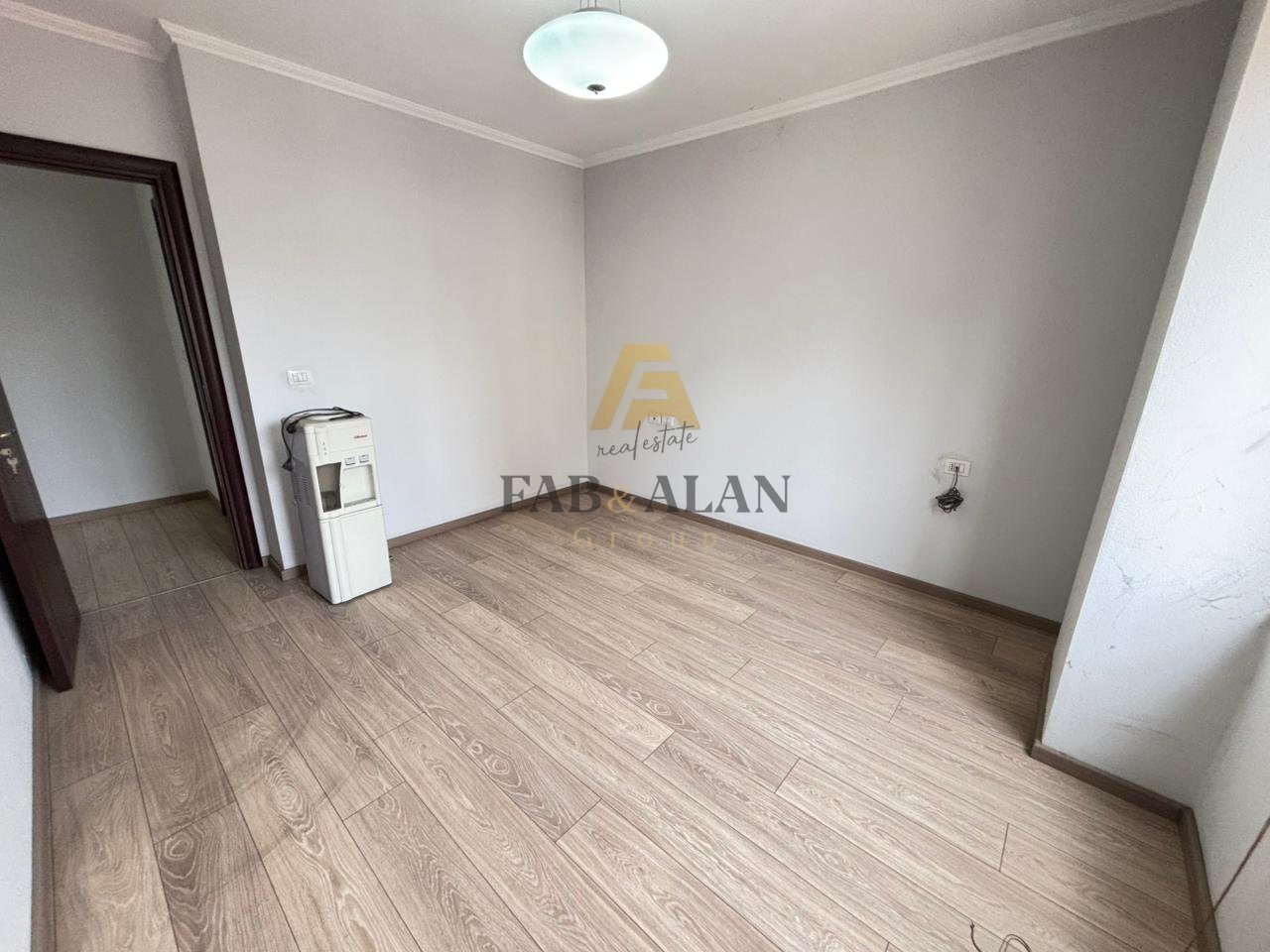 Disponohet për shitje një apartament 2+1, i pozicionuar në një nga zonat më të kërkuara ne Rrugen Muhamet Gjollesha, vetëm pak metra larg Hotel Mondial