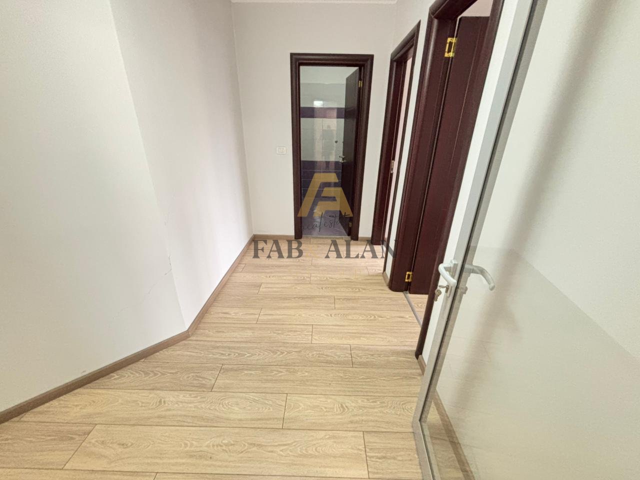 Disponohet për shitje një apartament 2+1, i pozicionuar në një nga zonat më të kërkuara ne Rrugen Muhamet Gjollesha, vetëm pak metra larg Hotel Mondial