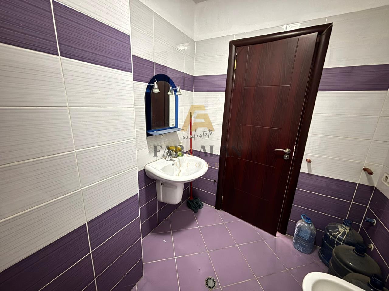 Disponohet për shitje një apartament 2+1, i pozicionuar në një nga zonat më të kërkuara ne Rrugen Muhamet Gjollesha, vetëm pak metra larg Hotel Mondial