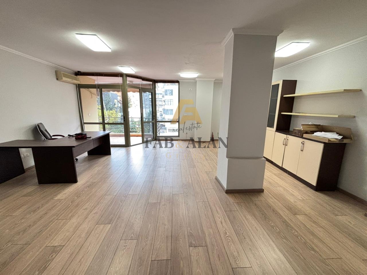 Disponohet për shitje një apartament 2+1, i pozicionuar në një nga zonat më të kërkuara ne Rrugen Muhamet Gjollesha, vetëm pak metra larg Hotel Mondial